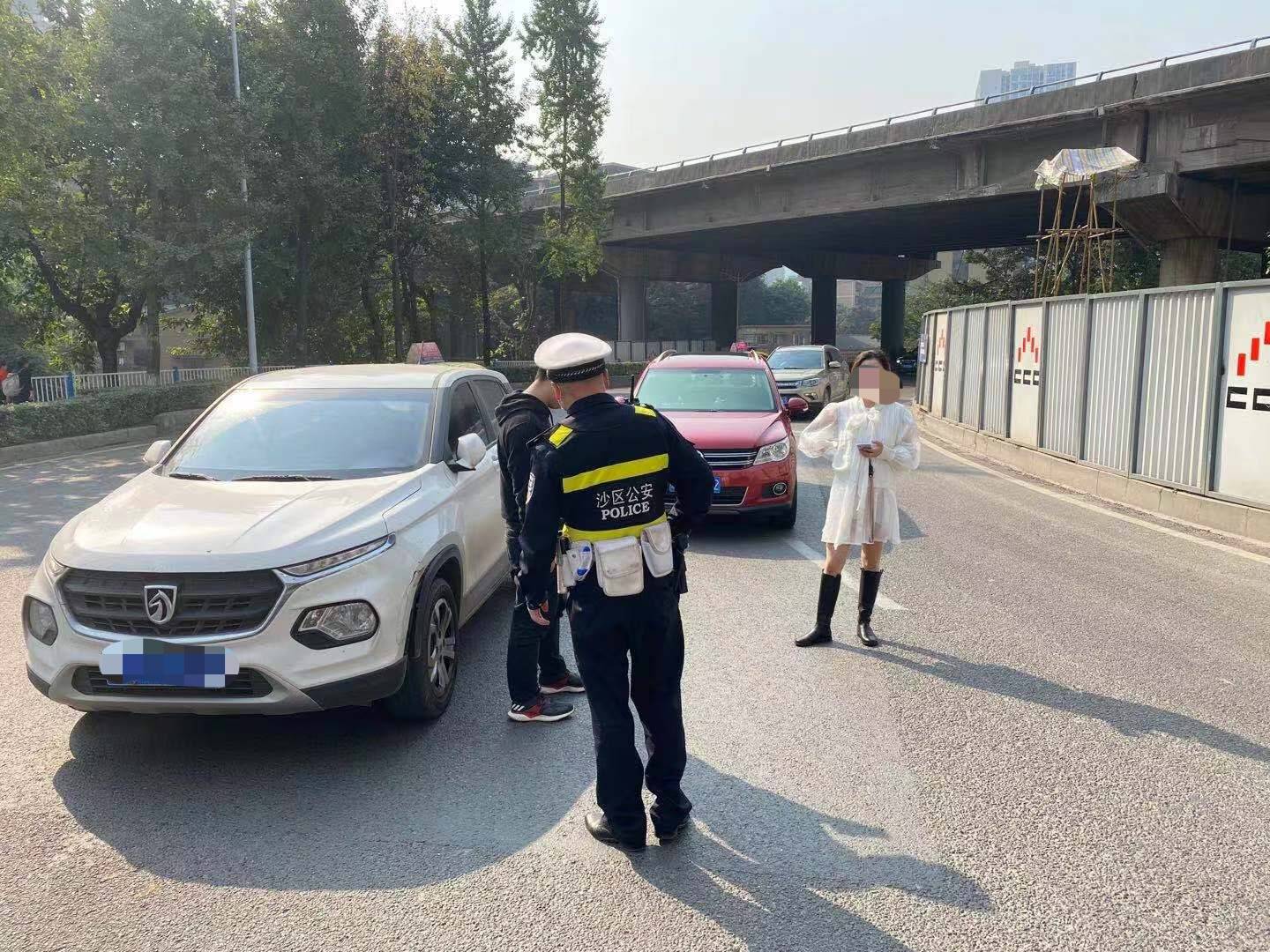 两车擦挂后司机站路中间理论，被民警迅速纠正