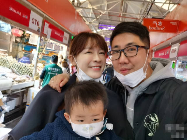 李艾晒儿时与儿子对比照,灯泡与妈妈堪称共用一张脸,如复制粘贴