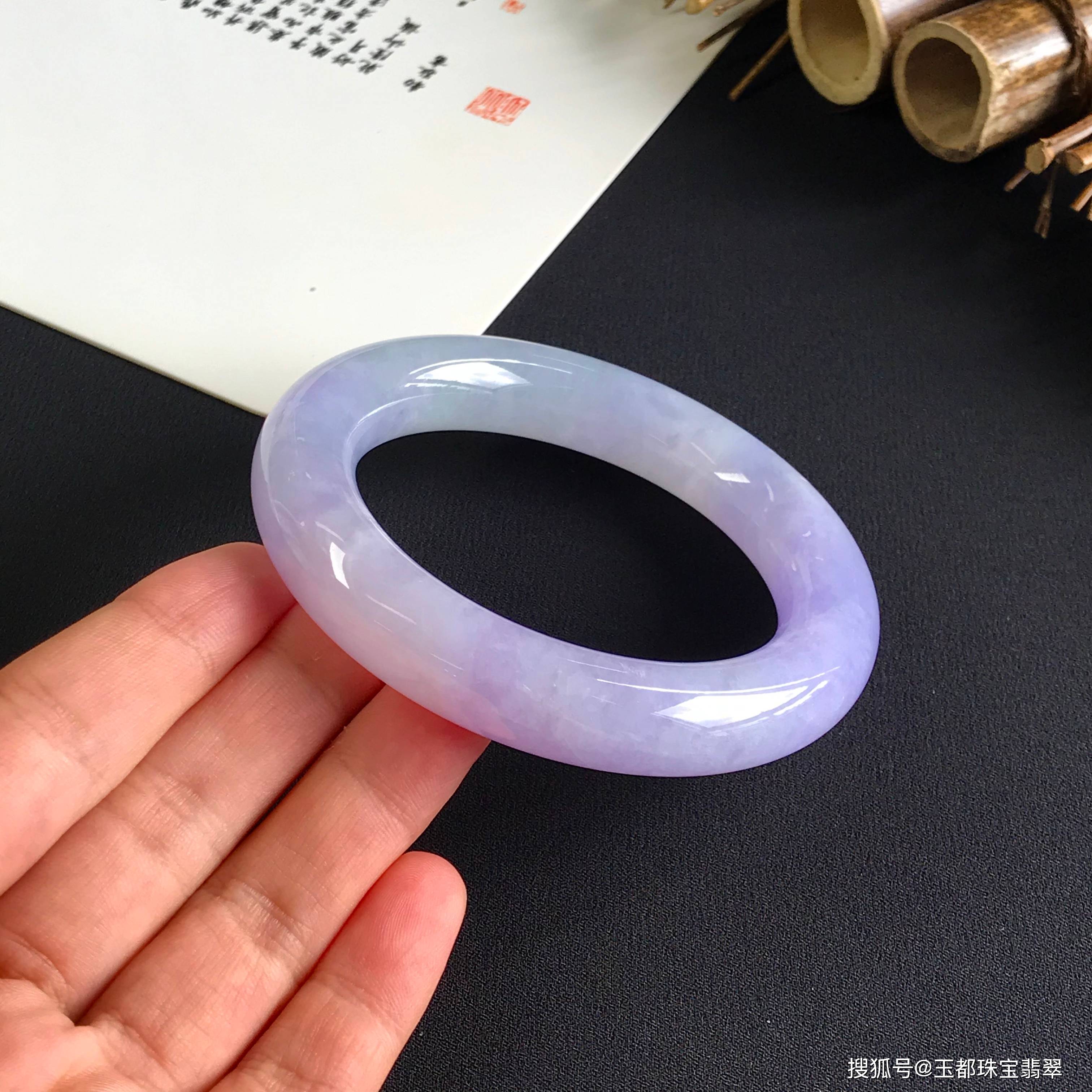 搭配紫罗兰翡翠手镯,气质上一个档次哦