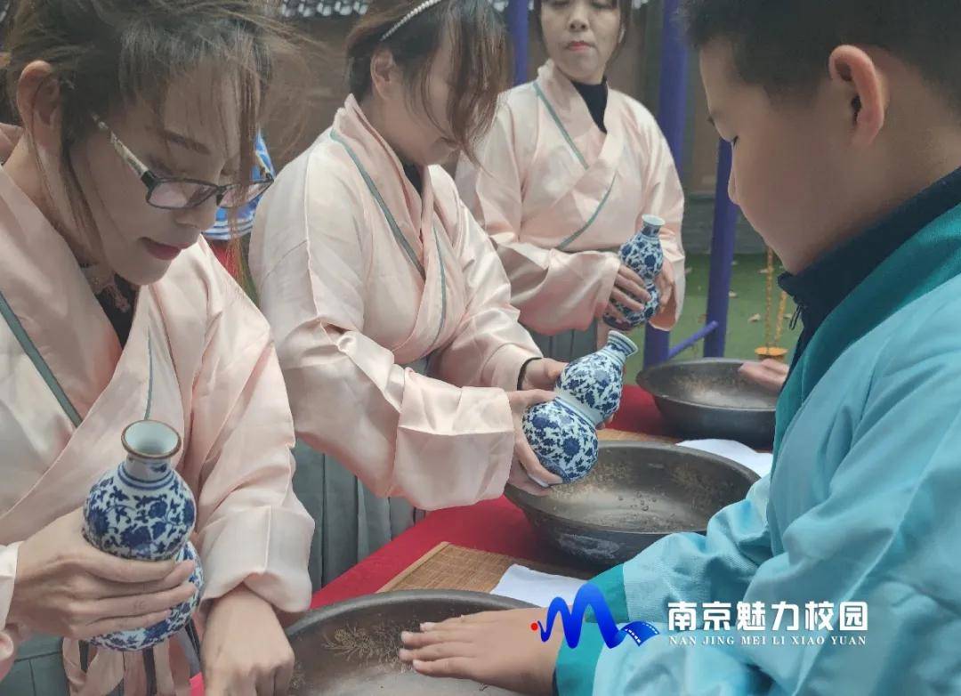 仪式伊始,学生们身着汉服进行奉匜沃盥,寓意净手净心,去杂存精.