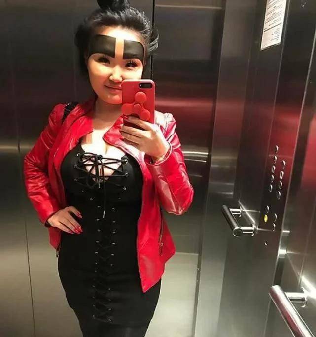 女孩|当年痴迷“粗眉”的女孩，眉毛宽占了半个额头，如今她怎么样了