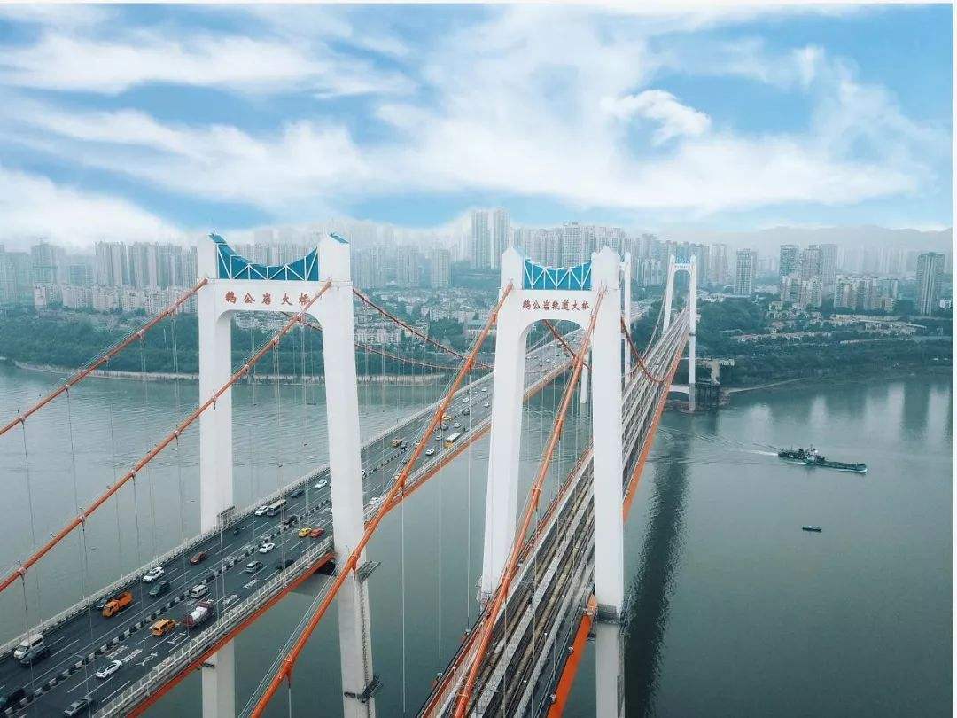 重庆修建的长江大桥是主跨600米的五跨连续钢箱梁自锚式悬索桥