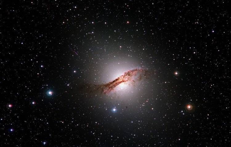 在光的作用下,ngc 5128看起来像一个巨大的椭圆星系,但真正奇怪的是