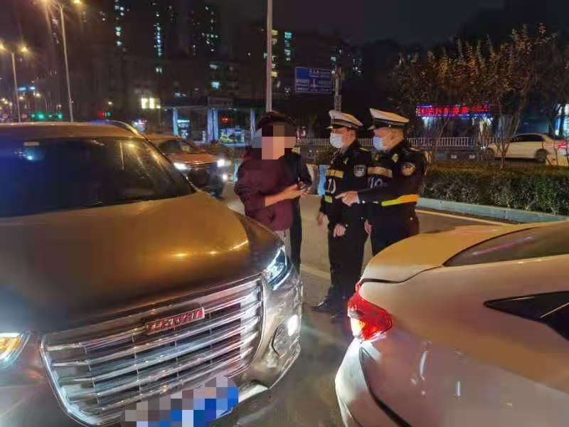 变道只顾盯着反光镜，男子追尾前车损失惨重