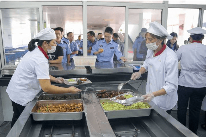 老总去食堂打饭_食堂阿姨打饭照片(3)