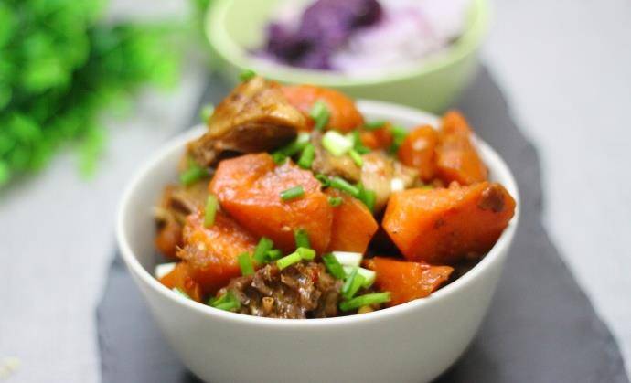 一点红萝卜烧肉的做法 1a4086b346154a9fb39da784a446d353.jpeg