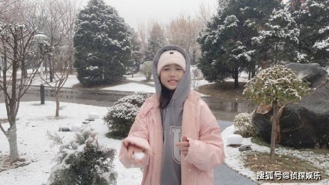 钟丽缇带两女儿玩雪，考拉开心大笑，Jaden化红唇