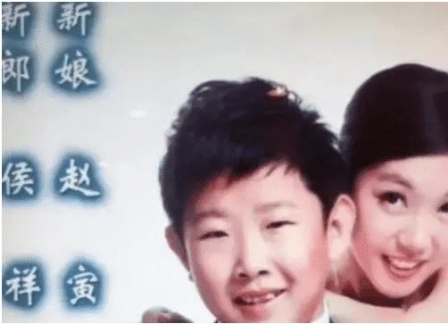 原创不老童星侯祥:9岁停止发育,演了15年小孩,和妻子同框像母子