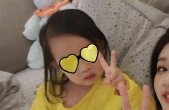 27岁孙怡晒瑜伽美照，翘臀身材不似孩子妈，豪宅