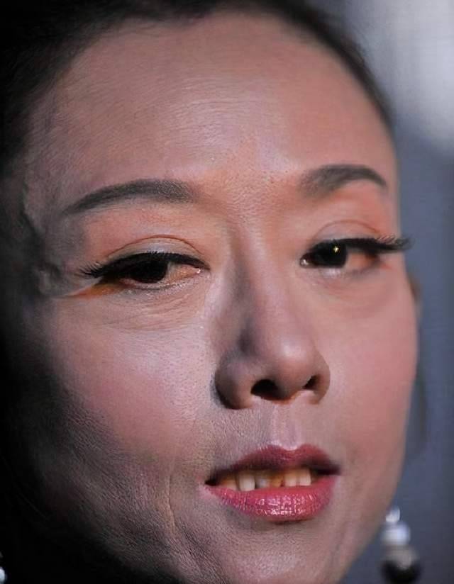 从照片看,杨丽萍老师完全一副老妇人形象,脸上的皱纹和青筋也很明显.