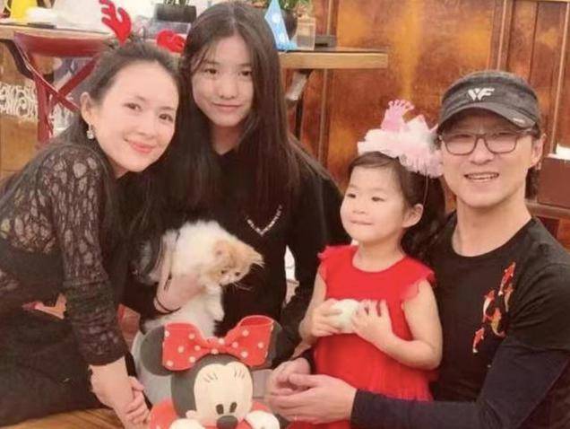 章子怡接女儿放学,私下打扮似白领