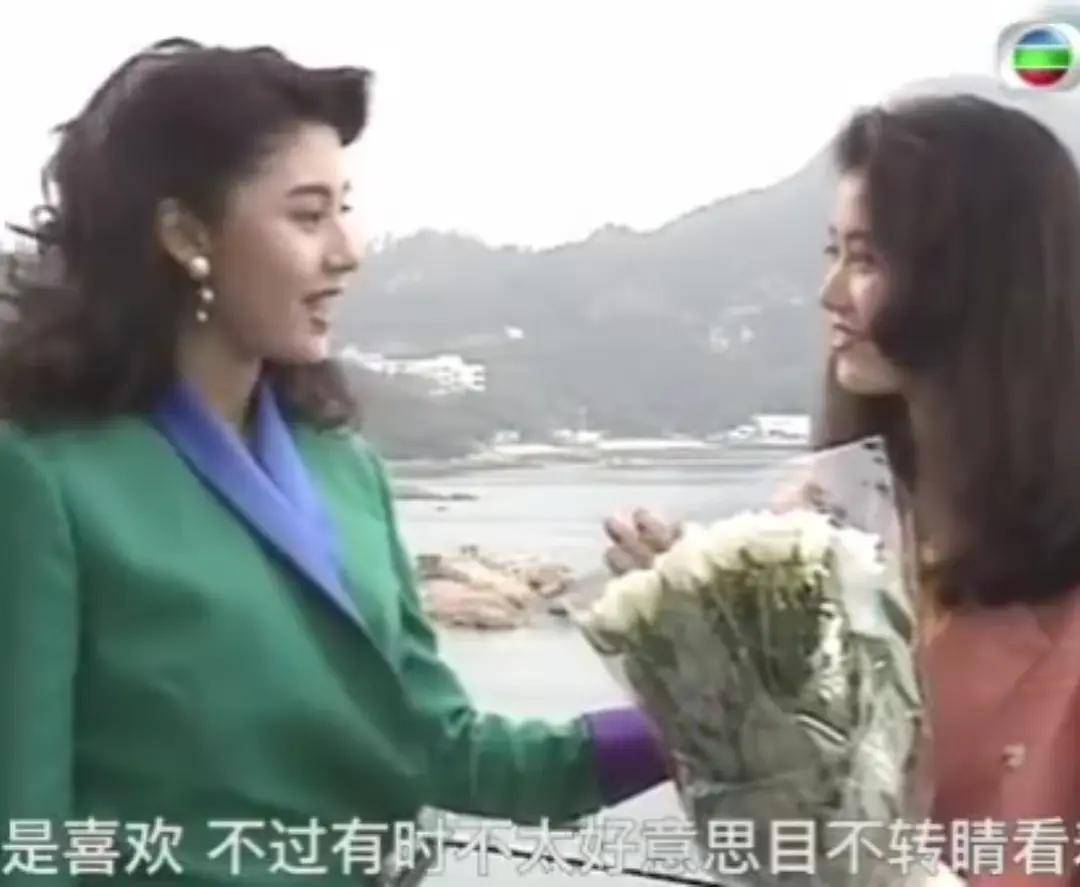 李嘉欣侧面美绝了和靓靓同框鼻子赢好大网友这才是神仙颜值