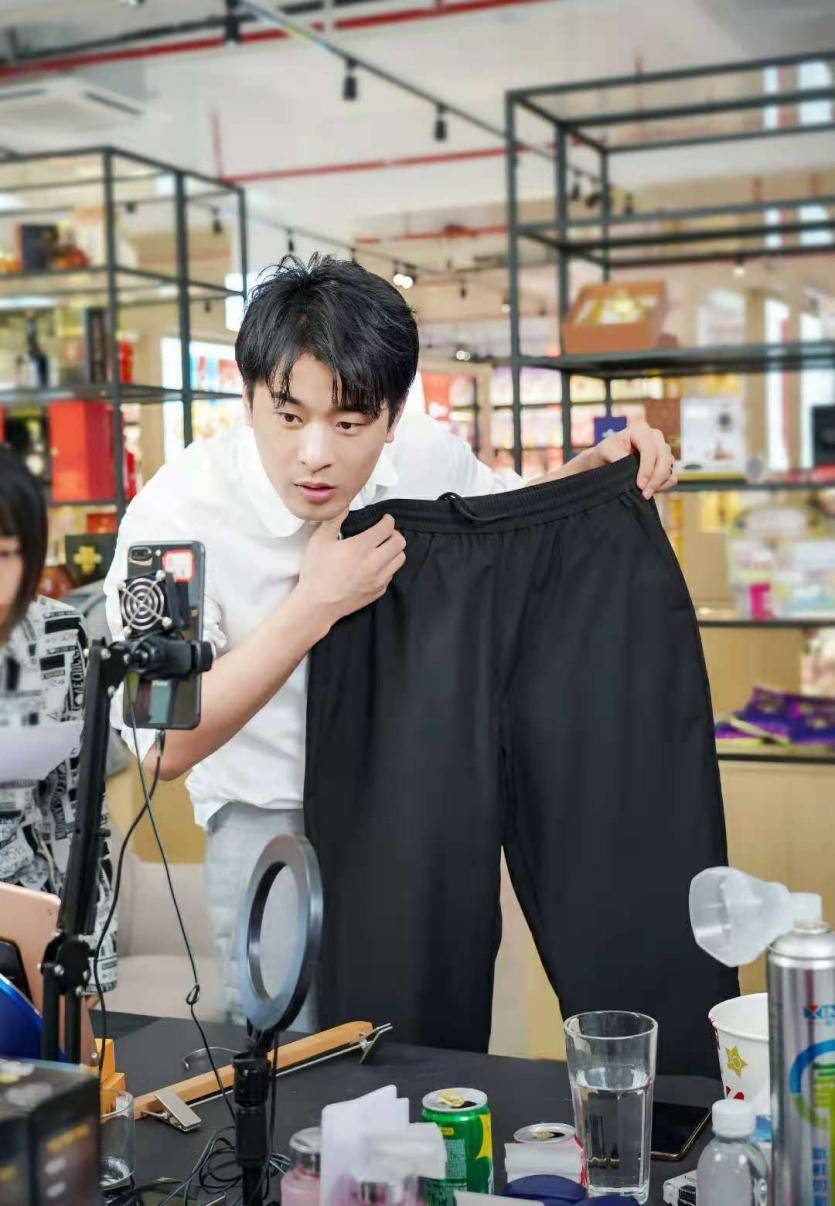 辛巴因燕窝被黑上热搜，财经网等媒体指出辛巴燕窝产品符合国家标准