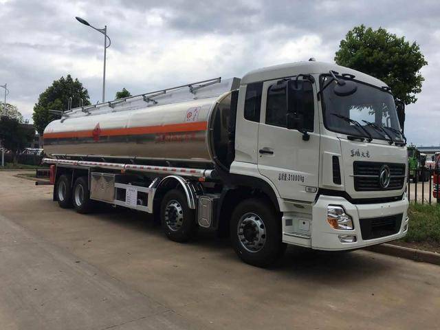 多节油罐车 2bcd77635803419f9986f0fef0292385.jpeg