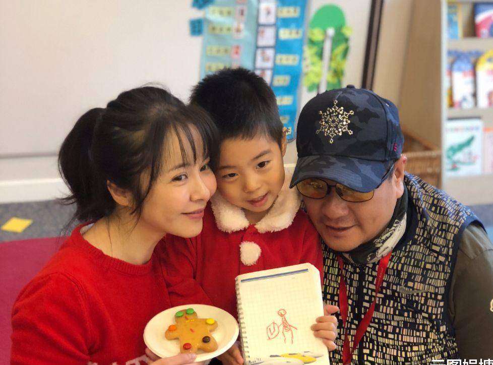 39岁杨若兮晒一家三口近照曾与大23岁刘威同居8年6岁儿子可爱
