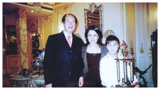赌王四位太太年轻旧照比美:三太娇憨有福相,二太颜值很一般