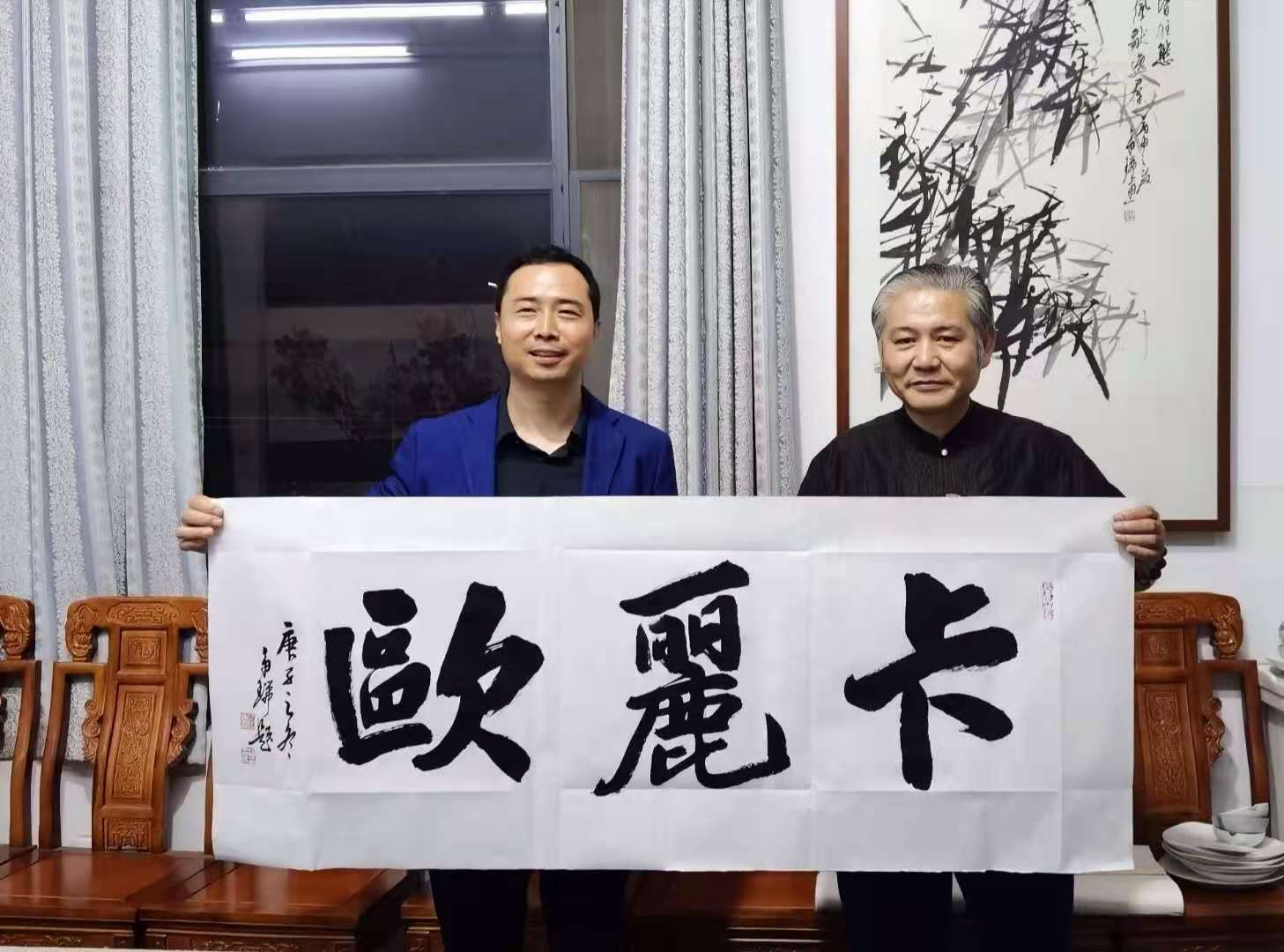 李哲涛表示,感谢梓源艺术钟老师邀请,感恩相遇,有缘结识中国书法家