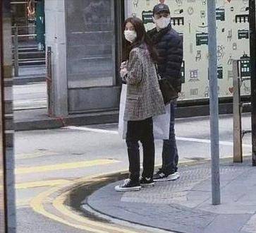 袁咏仪夫妇低调逛街,张智霖背手似老干部