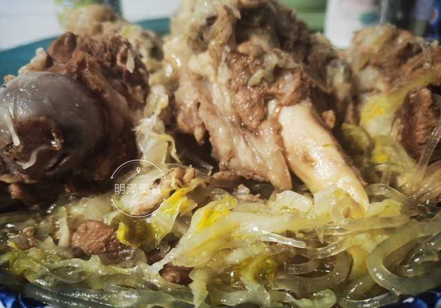 东北特色美食之一"酸菜炖大骨",做法简单味道好