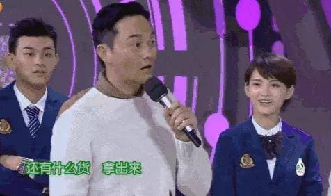 袁咏仪夫妇低调逛街,张智霖背手似老干部