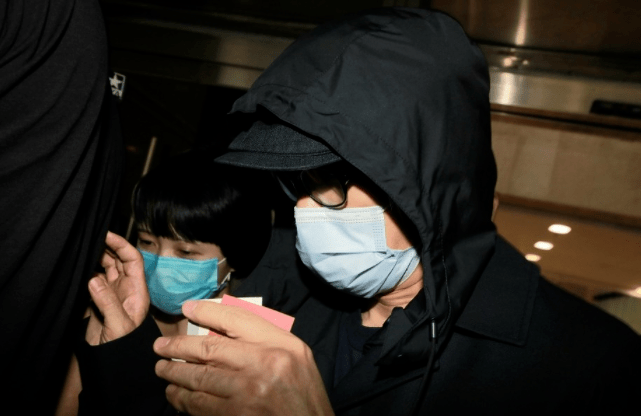 周星驰出庭指证于文凤,自认记性差引得旁听席传出笑声