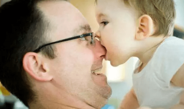 婴儿几个月会伸出手来要抱抱 920660d11fe84843941acaecef011065.png