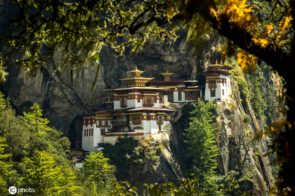 1 6 虎穴寺是不丹国内最神圣的佛教寺庙,被誉为世界十大超级寺庙之一