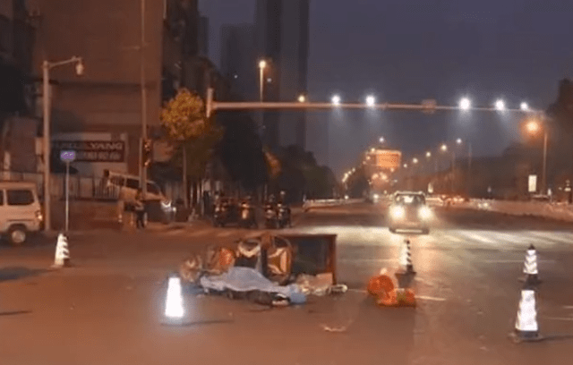 广西柳州突发惨烈车祸,一男子惨遭油罐车碾压身亡,现场画面曝光