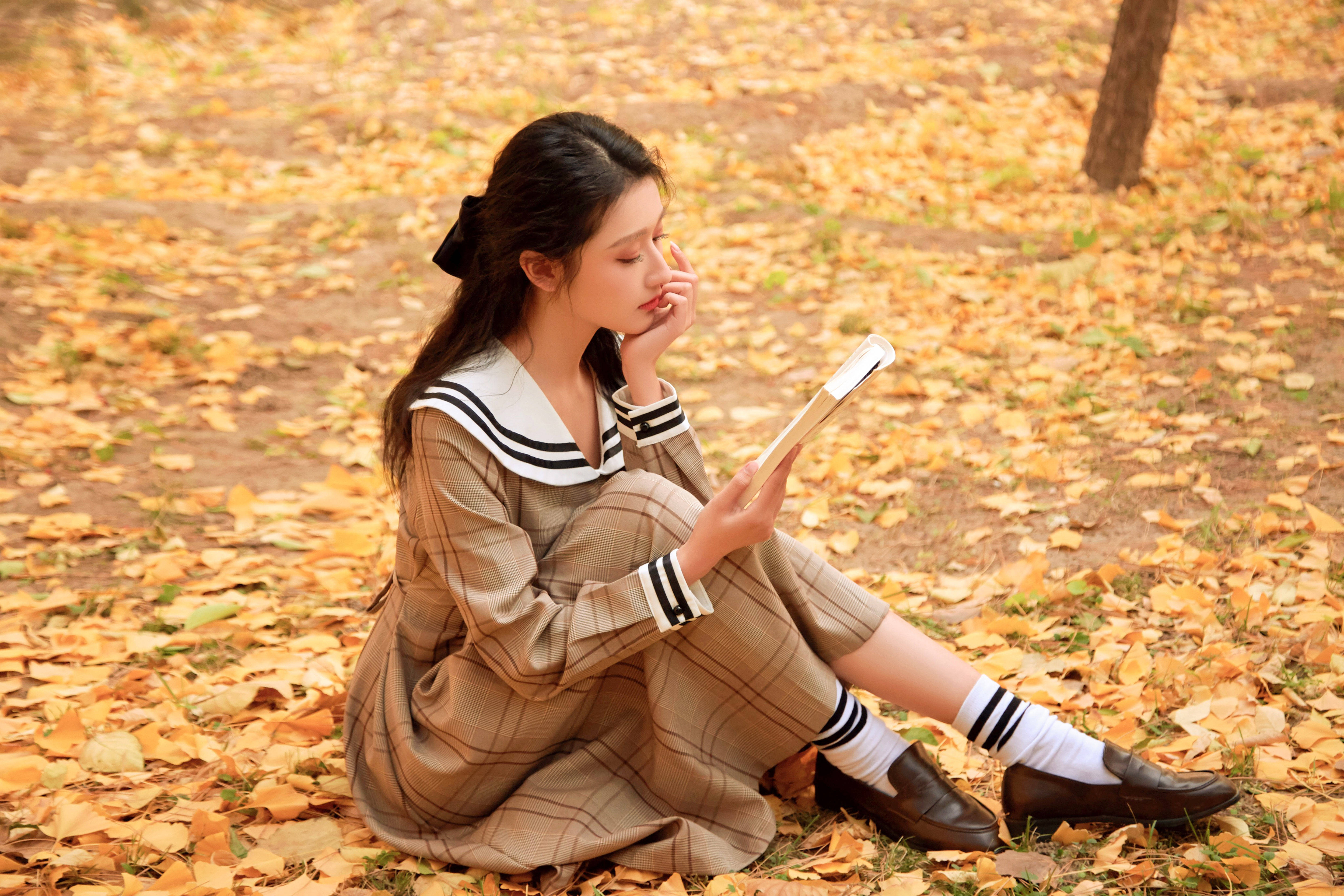 演员王爽暖冬学院风look 气质清雅尽显少女本色