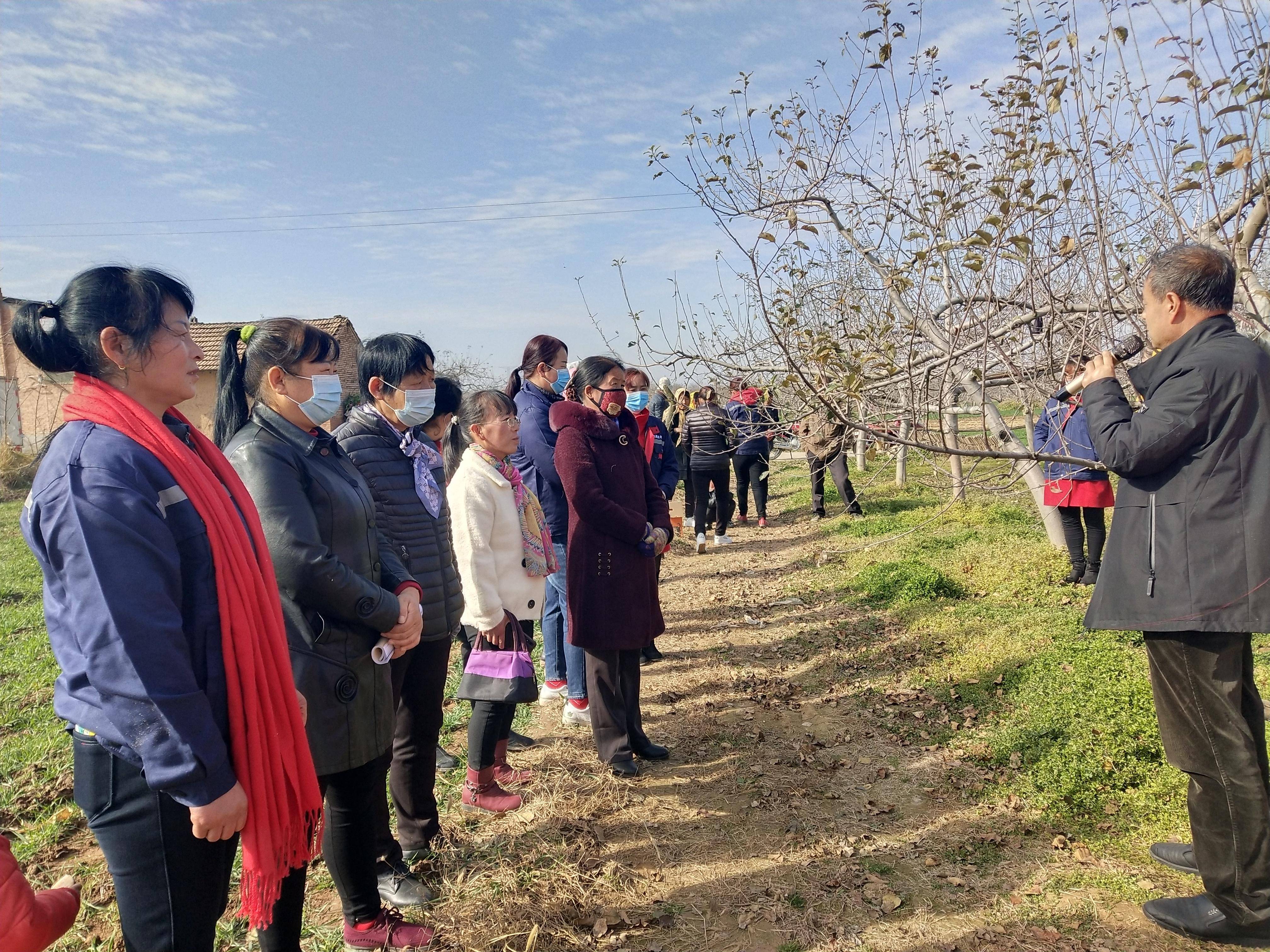 今年49岁的席会丽,是长武县巨家镇四合村人,曾任镇人大代表.