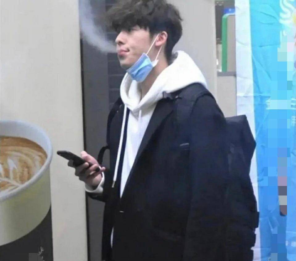 滤镜碎了!赖冠霖之后,许光汉被曝当街抽烟吐痰,网友议论纷纷