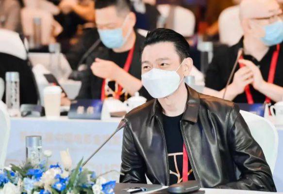 天王也老了!59岁刘德华戴老花镜看稿面容憔悴