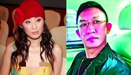 52岁张敏和小10岁男友同框,男友皱纹明显皮肤发黑