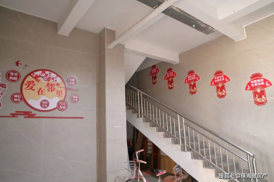 为此,福石社区党委把小区楼道作为宣传平台,将新时代文明实践等宣传