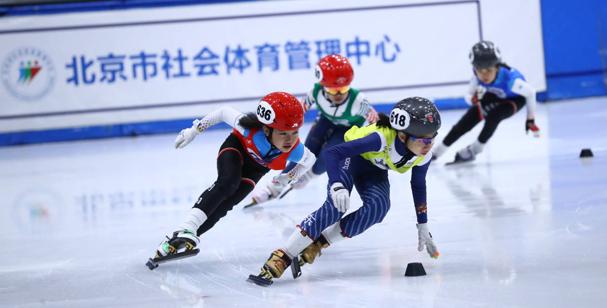 翩翩少年冰上飞驰北京市青少年短道速滑混合接力赛举行