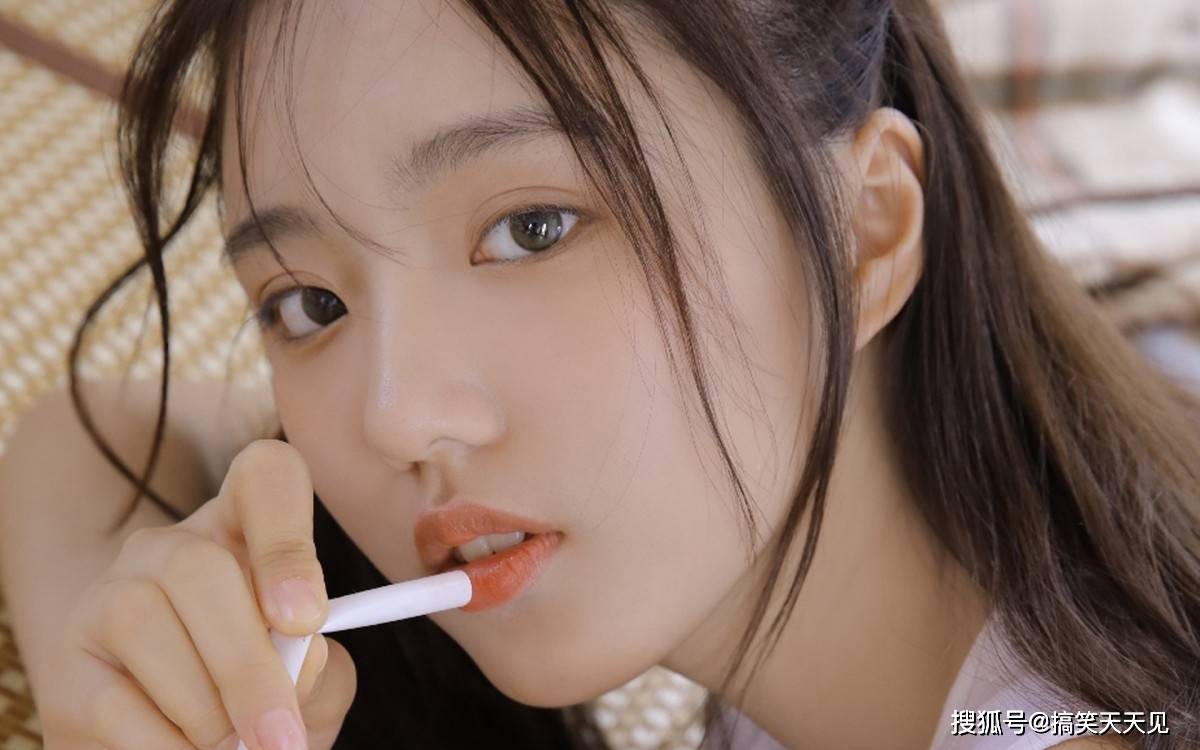 搞笑gif趣图:妹子,你一个人玩的这么嗨,你男朋友知道吗