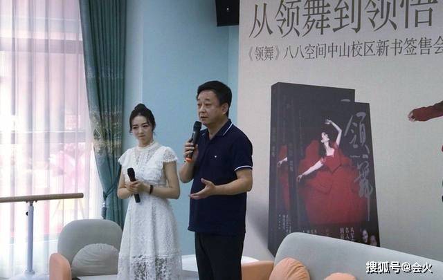 56岁朱军与妻子罕见同框,两人结婚27年仍恩爱?