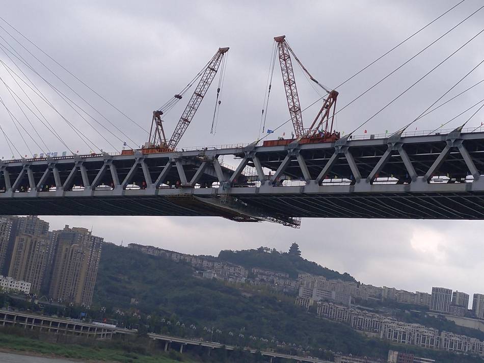 重庆红岩村嘉陵江大桥合龙,双向4车道加双线轨道