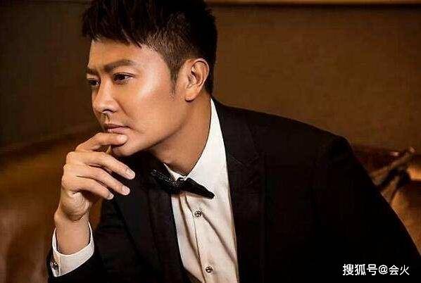 印小天获奖台上跳起舞，台下明星神色各异很尴