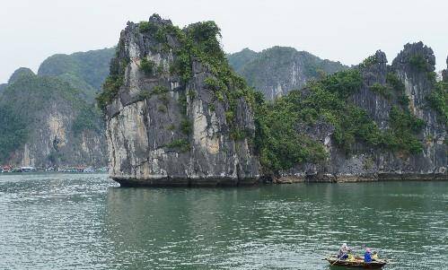 越南著名风景旅游胜地,下龙湾,传说神龙吐珠而形成