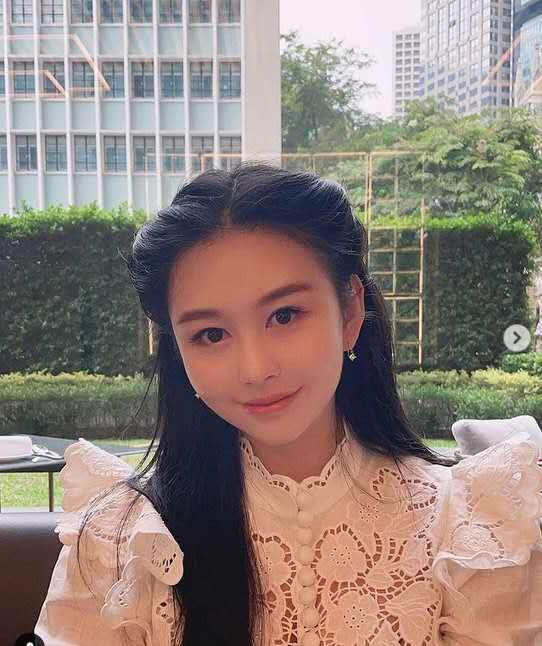 邱淑贞女儿晒下午茶美照,淑女气质眉眼似妈妈