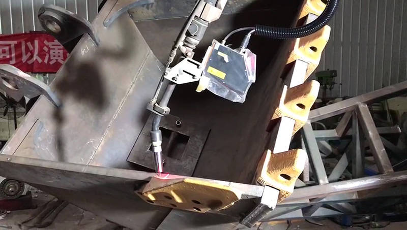 机器人|机器人适配焊缝跟踪传感器对铲斗焊接寻位引导