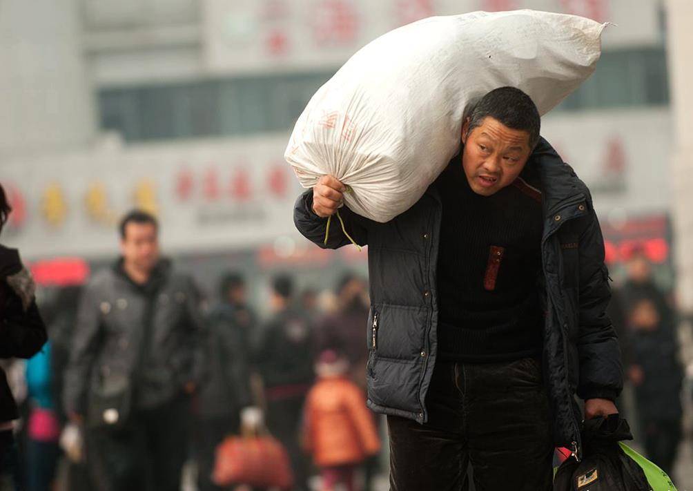 春运售票正式开始,农民工坐飞机动车汽车还是骑车回家,要早打算