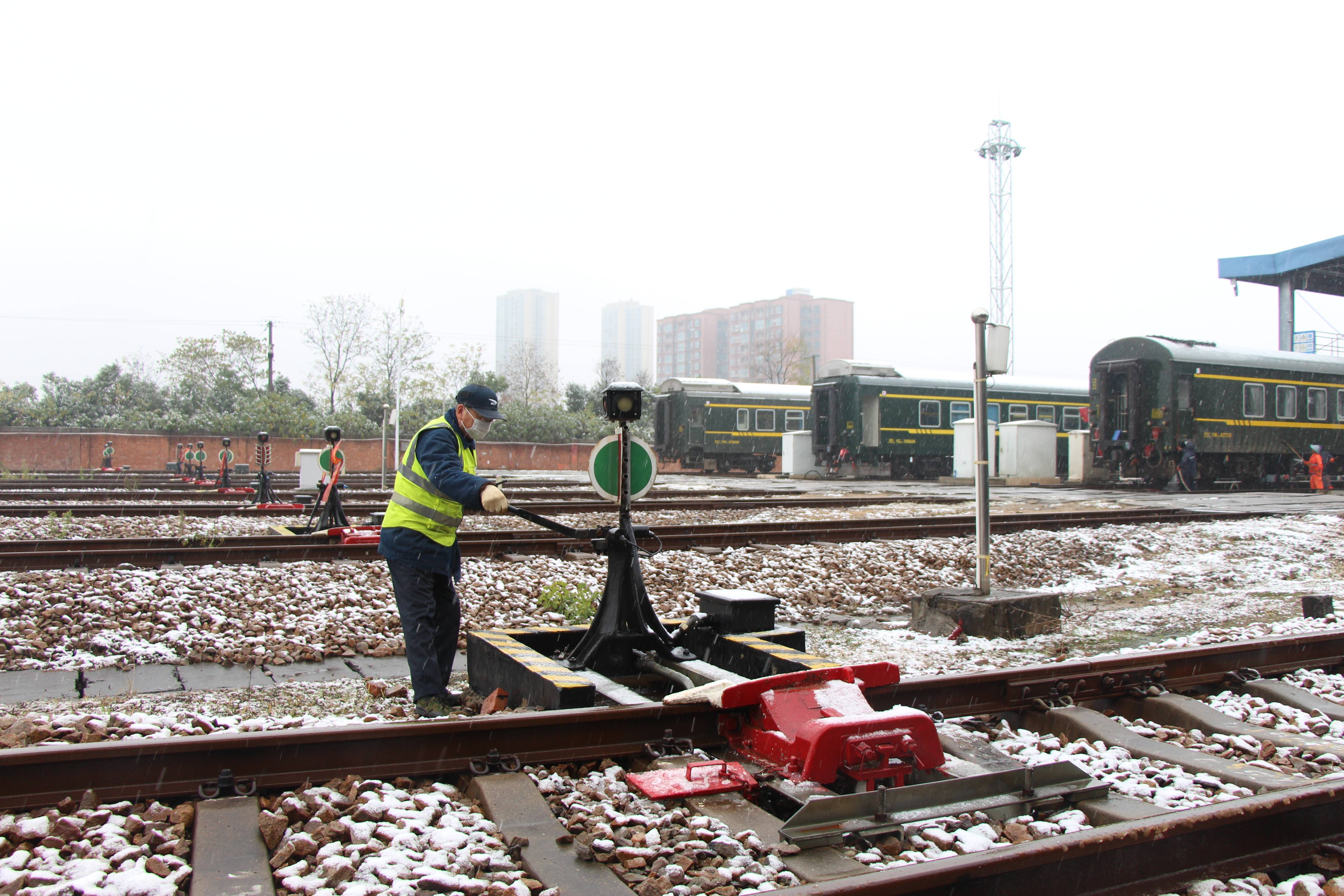 铁路客车车辆段迎战今冬初雪确保列车检修安全