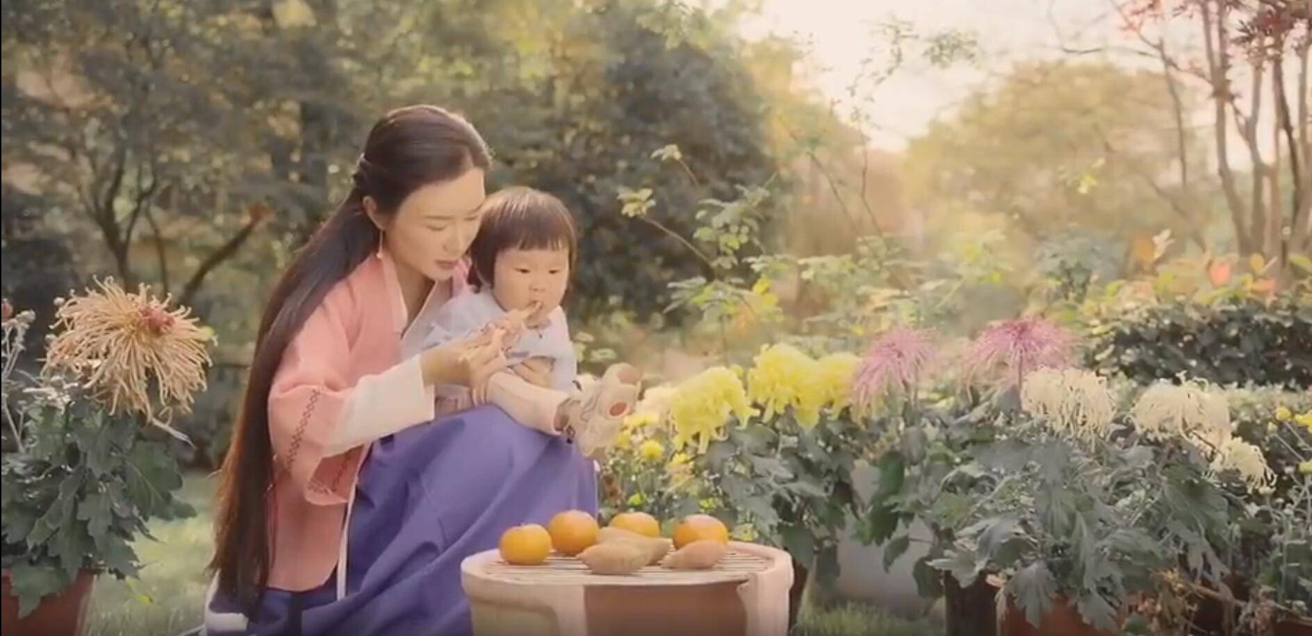 张纪中娇妻豪宅院外生火烤橘子,为“老爷”暖