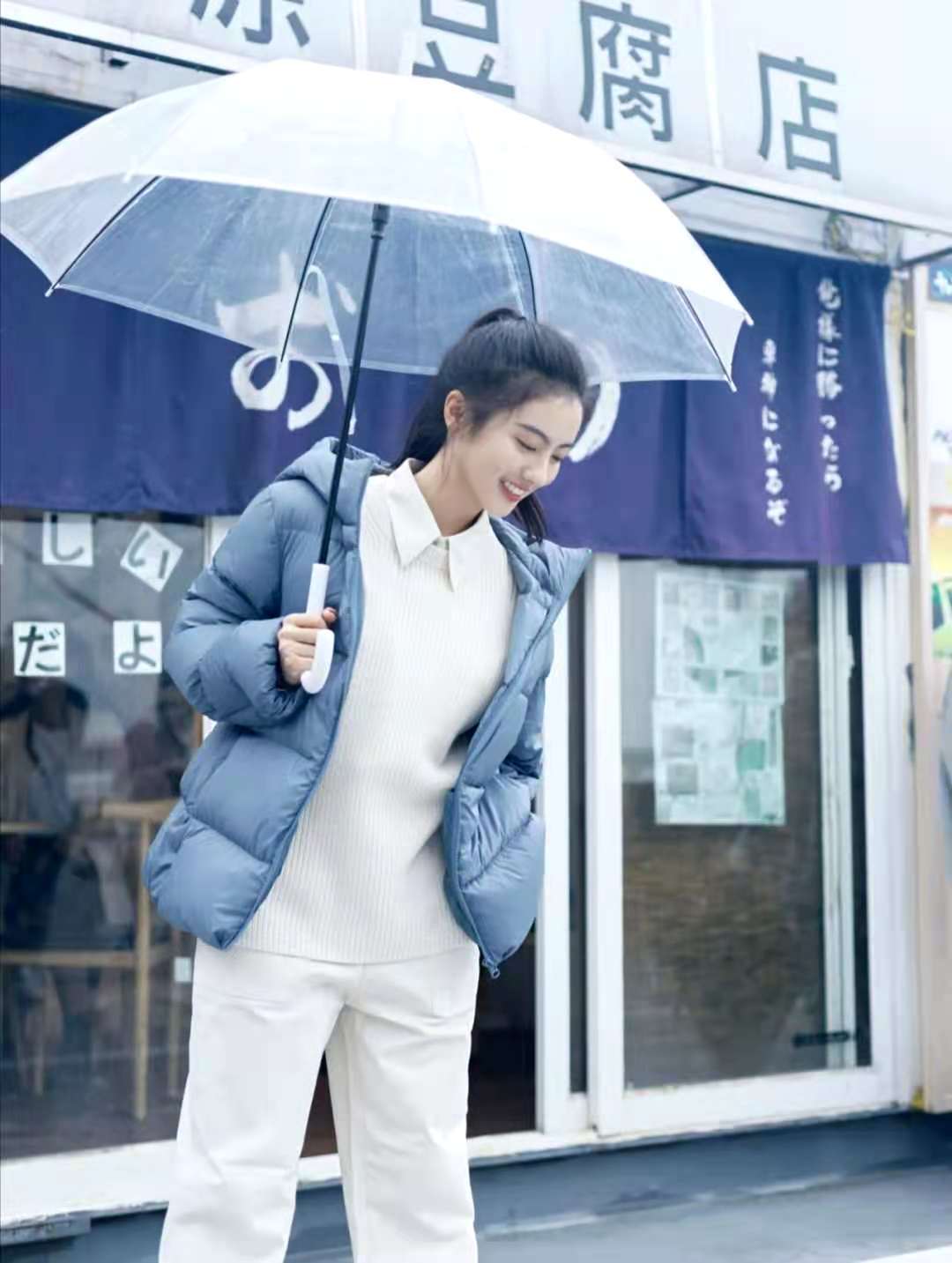 蓝色短款羽绒服怎么搭配好看