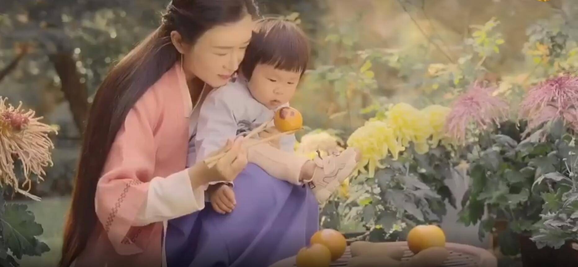 张纪中娇妻豪宅院外生火烤橘子,为“老爷”暖