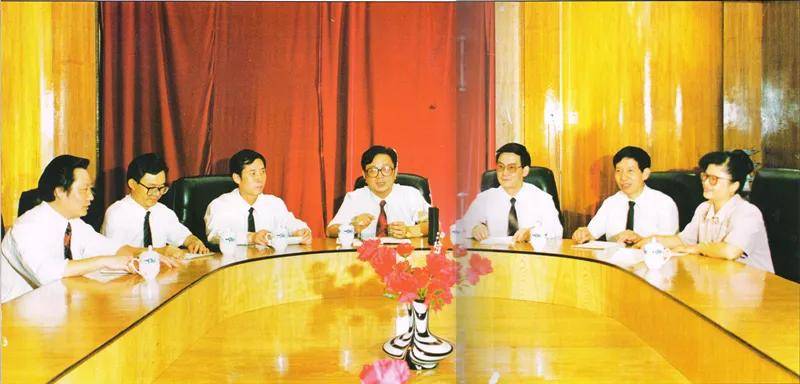 1995年泸州老窖领导班子合影,左一为生产部长吴景桂.