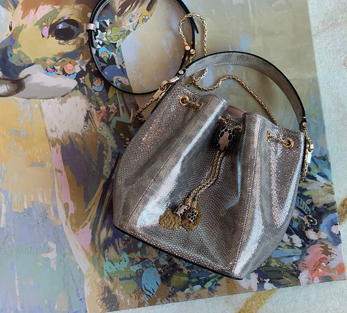 蛇皮款></p></a> 包包内里> bvlgari serpenti forever蛇头抽绳水桶包> 宝格丽