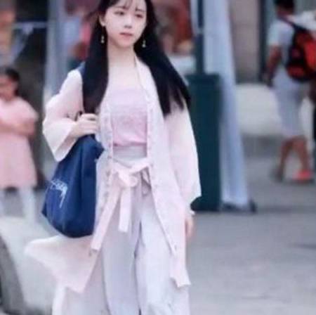 女子穿汉服上学，遭抖友偷拍获37万赞，网友：真